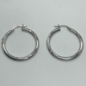 Vtg 925 Sterling Silver Etched Arrow Design Hoop Earrings | 1.5” D / 3mm W